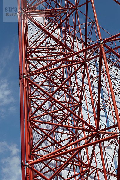 Rote Rahmenstruktur mit Textil gegen blauen Himmel