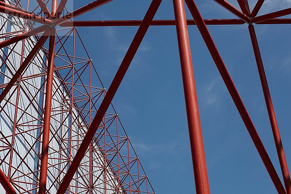 Hohe rote Rahmenstruktur mit Textil gegen blauen Himmel