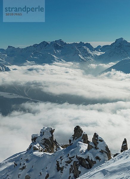 Erhöhte Sicht auf niedrige Wolken im Schweizer Alpental  Berner Oberland  Schweiz