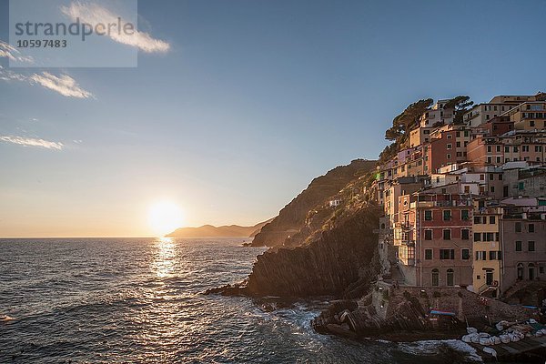 Erhöhter Blick auf das Dorf Manarola und das Mittelmeer bei Sonnenuntergang  Cinque Terre  Italien