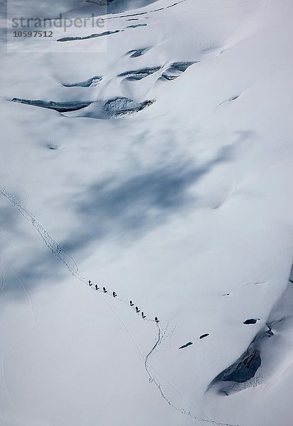 Fernsicht des Kletterteams über den Gletscher am Mont Blanc  Chamonix  Haute Savoie  Frankreich