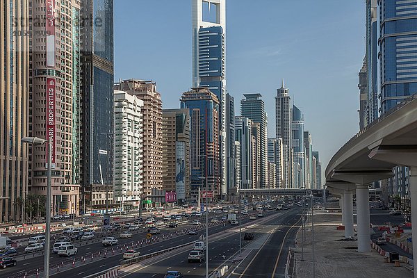 Stadtsilhouette und Sheikh Zayed Road  Downtown Dubai  Vereinigte Arabische Emirate