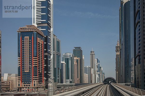 Stadtsilhouette und Metrostrecke Dubai  Downtown Dubai  Vereinigte Arabische Emirate