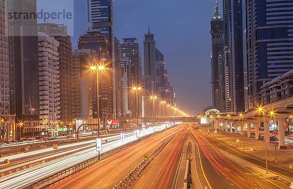City Highway und Dubai Metrostation bei Nacht  Downtown Dubai  Vereinigte Arabische Emirate