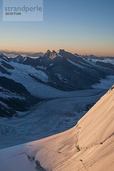 Höhenansicht der Schweizer Alpen von der Jungfrau bei Sonnenaufgang  Kanton Bern  Schweiz