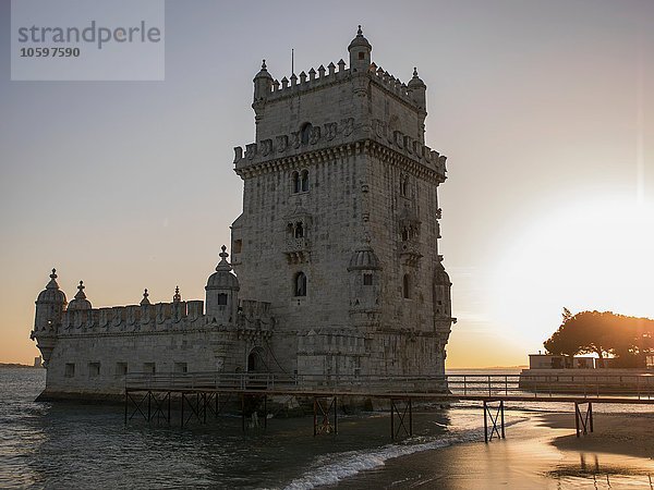 Belem Turm und Fußgängerbrücke bei Sonnenuntergang  Lissabon  Portugal
