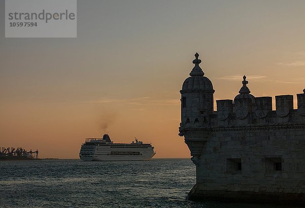 Belem Tower und Kreuzfahrtschiff auf dem Tejo bei Sonnenuntergang  Lissabon  Portugal
