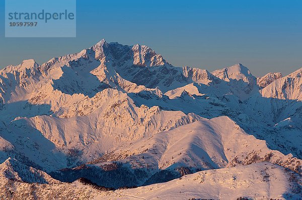 Blick auf den Sonnenaufgang über dem Monte Rosa  Piemont  Italien