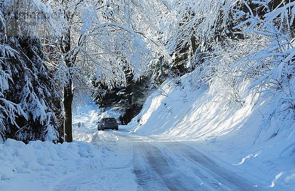 Auto auf verschneiter Landstraße  Monte Rosa  Piemont  Italien