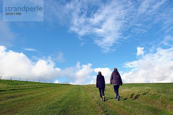 Mutter und Tochter beim Wandern im Feld  Rückansicht  South Downs  East Sussex  UK