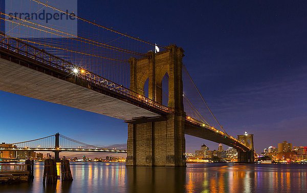 Nachtansicht der Brücken von Manhattan und Brooklyn  New York  USA