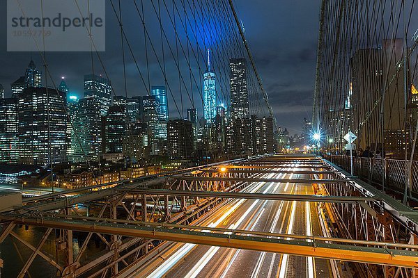 Erhöhter Blick auf die Brooklyn Bridge und die Skyline des Manhattan Financial District bei Nacht  New York  USA