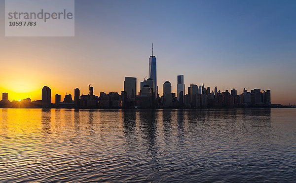 Silhouettenansicht der Skyline des Finanzdistrikts Manhattan bei Sonnenuntergang  New York  USA