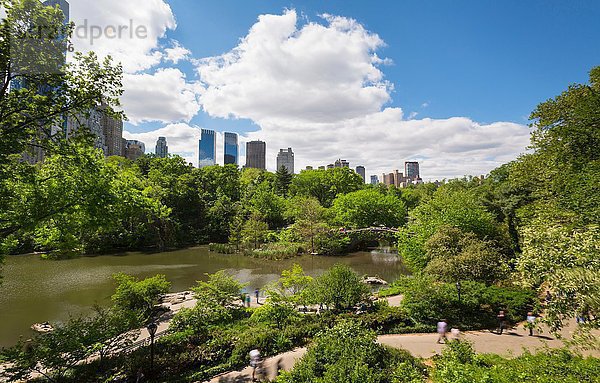 Erhöhter Blick auf den Central Park See und die Skyline der Stadt  New York  USA