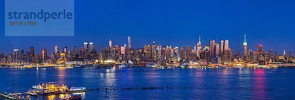 Nachtpanorama mitten in der Stadt Manhattan  New York  USA