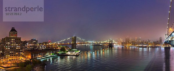 Panoramablick auf die Brücken von Brooklyn und Manhattan bei Nacht  New York  USA