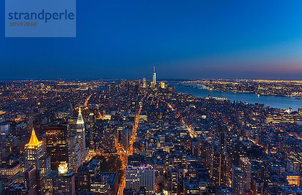 Stadtbild von Manhattan Financial District und One World Trade Centre in der Abenddämmerung  New York  USA