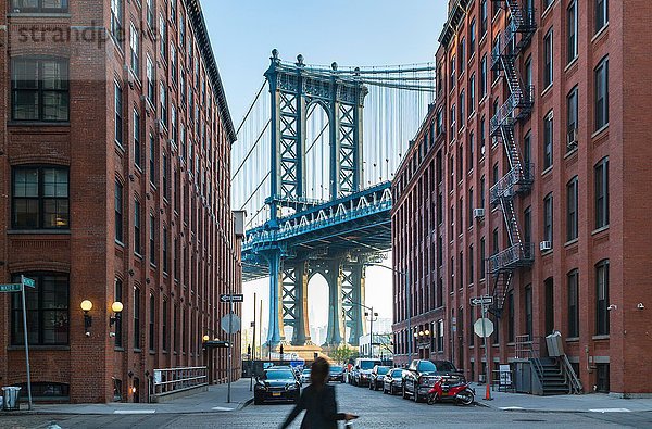 Manhattan Bridge und Wohnhäuser  New York  USA