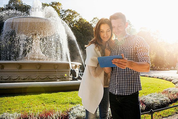 Paar mit digitalem Tablett im Park