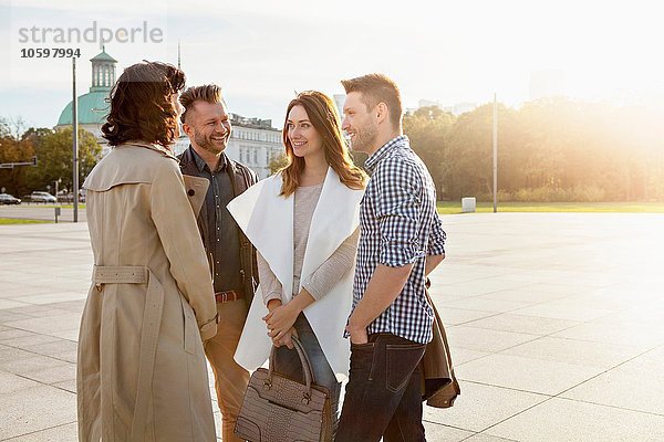 Treffen der Freunde auf dem Stadtplatz