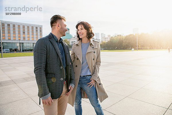 Mittleres erwachsenes Paar auf dem Stadtplatz