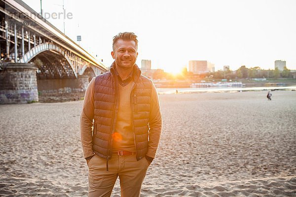 Mittlerer Erwachsener Mann bei Brücke  Warschau  Polen