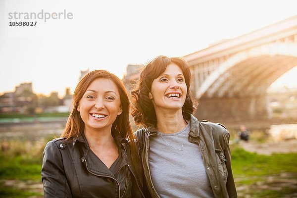 Zwei erwachsene Frauen lächelnd  Porträt