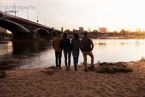 Vier Freunde am Fluss  Warschau  Polen