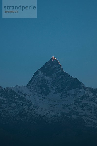 Schneebedeckter Berg in der Dunkelheit  Nepal