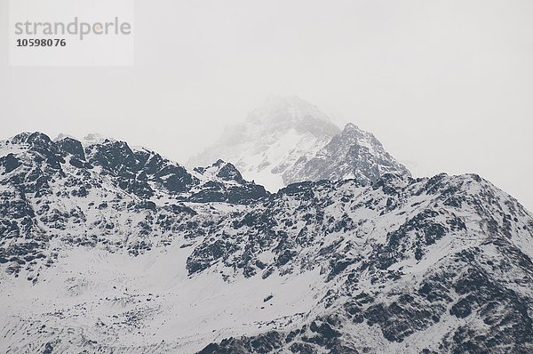 Schneebedecktes Nebelgebirge  Nepal