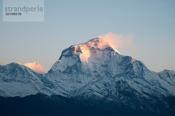 Schneebedeckter Berggipfel bei Sonnenaufgang  Nepal