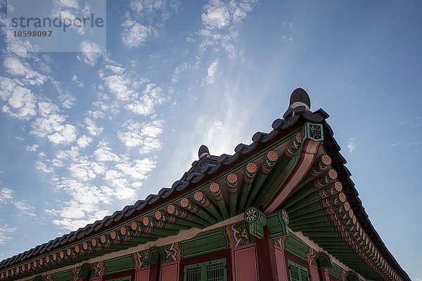 Pagodendach und bewölkter blauer Himmel  Korea  Seoul