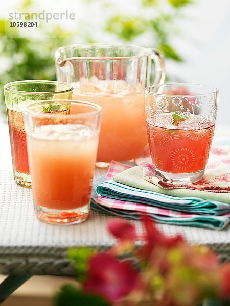 Gläser mit frischen hausgemachten Fruchtgetränken und Eis