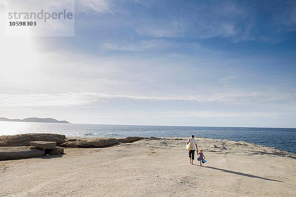 Erwachsener Mann mit seiner kleinen Tochter am Strand  Calvi  Korsika  Frankreich