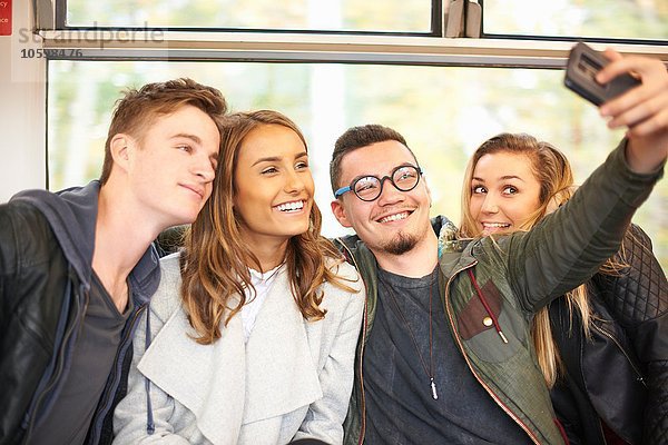 Gruppe junger Freunde im Zug  Selbstporträt  per Smartphone