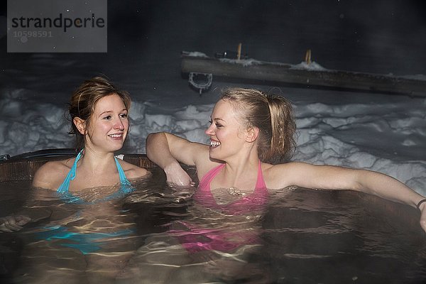 Junge Frauen genießen den Whirlpool