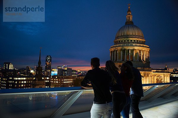 Scherenschnitt Rückansicht von zwei jungen Paaren mit Blick auf St. Pauls bei Nacht  London  UK