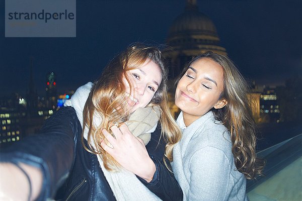 Zwei junge Frauen vor St. Pauls bei Nacht  London  UK