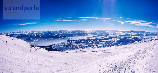Panoramablick auf schneebedeckte Berge  Arosa  Schweiz