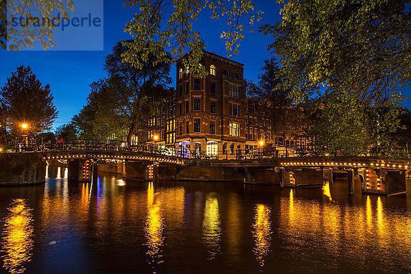Kanalufer und Brücke bei Nacht  Amsterdam  Niederlande