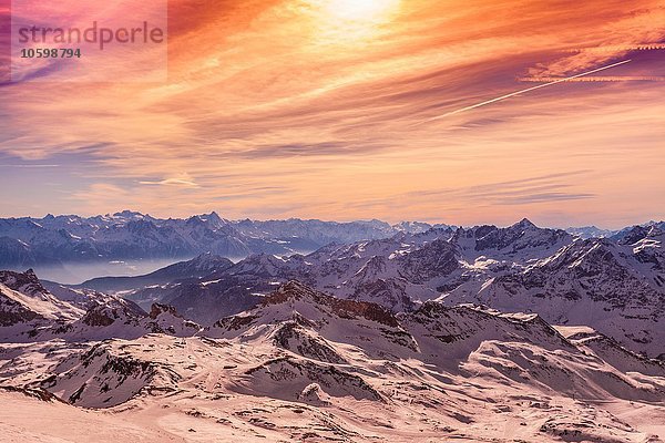 Sonnenuntergang über schneebedeckten Bergen  Cervinia  Italien