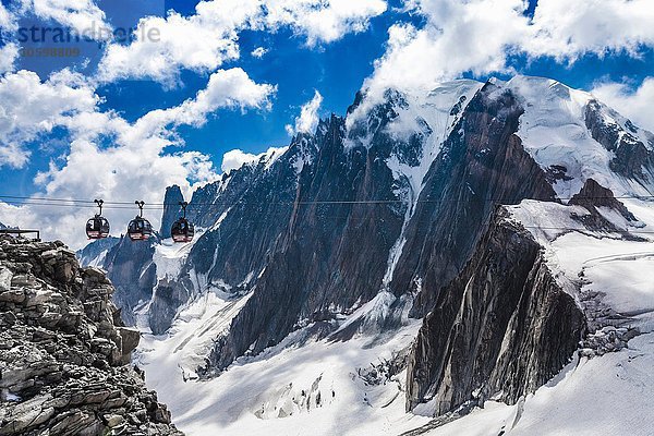 Ansicht der Seilbahnen über das schneebedeckte Tal am Mont Blanc  Frankreich