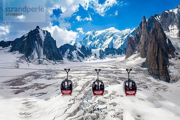 Erhöhte Ansicht von drei Seilbahnen über das schneebedeckte Tal am Mont Blanc  Frankreich
