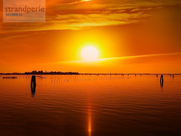 Goldener Sonnenuntergang über der Venezianischen Lagune  Italien