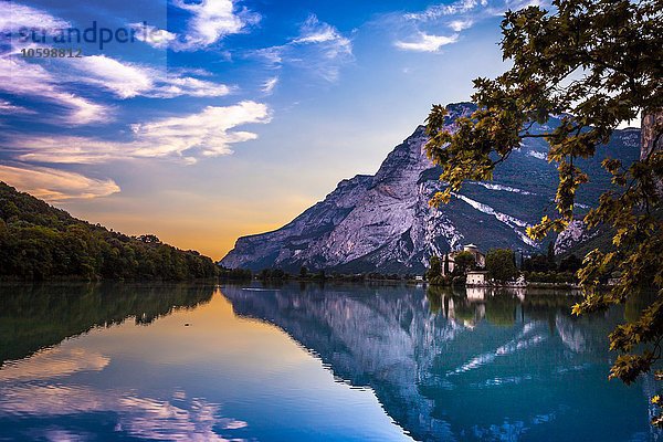 Blick auf See und Berge  Trentino Südtirol  Italien