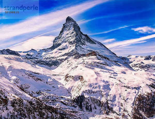 Erhöhte Aussicht auf das schneebedeckte Matterhorn  Zermatt  Schweiz