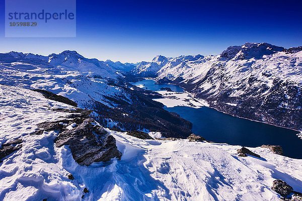 Blick auf schneebedeckte Berge  Engadin  Schweiz