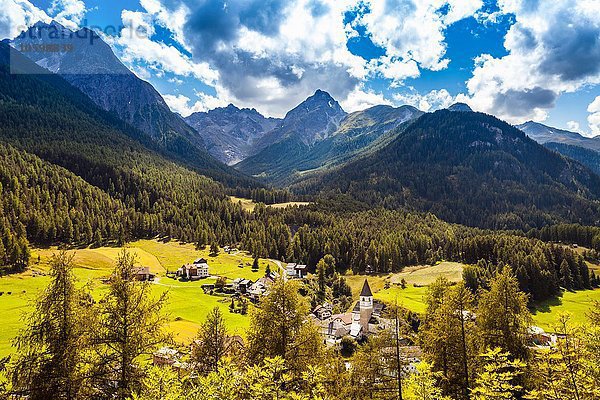Blick auf Tal und Berge  Engadin  Schweiz