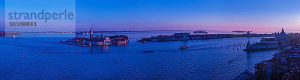 Panoramablick auf eine Insel in der Venezianischen Lagune bei Sonnenuntergang  Italien