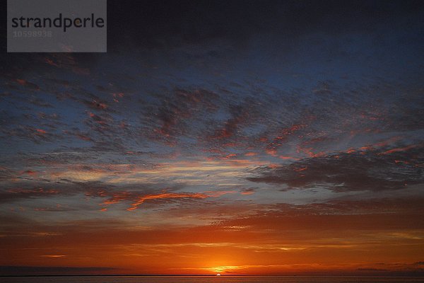 Dramatischer Himmel und Sonnenaufgang im Morgengrauen  Magdalena Bay  Baja California  Mexiko